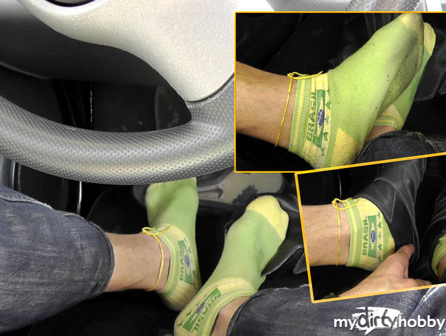 Sneakersocken beim Autofahren