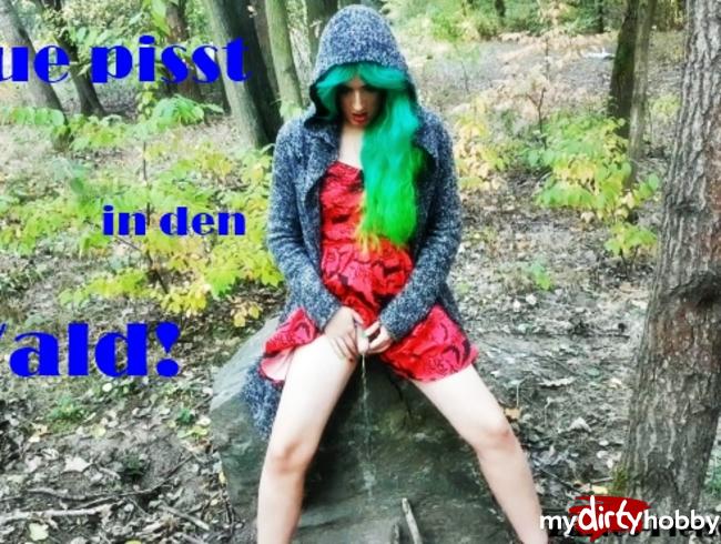 Drue pisst in den Wald!