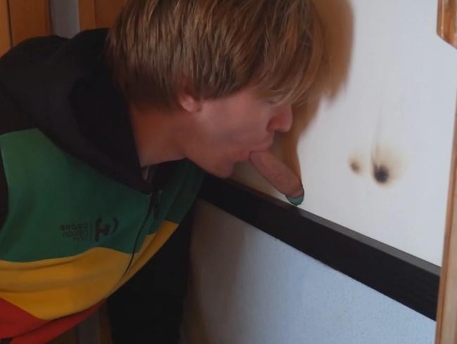 Zwei junge Freunde experimentieren mit Glory Hole und Sperma